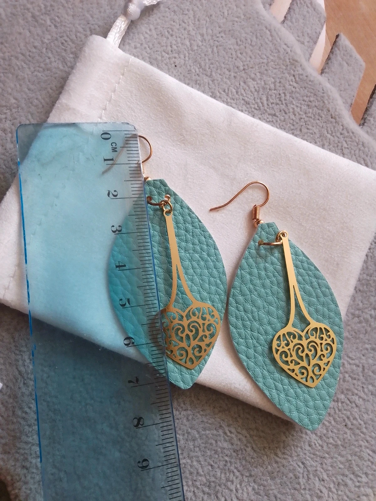 Boucles d'oreilles tissu turquoise et coeur filigranés et créoles plumes dorées – photo 3